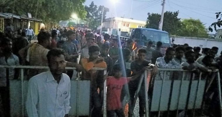 লাশের দাবিতে বুড়িমারী স্থলবন্দরে বিজিবির চেকপোস্ট অবরোধ