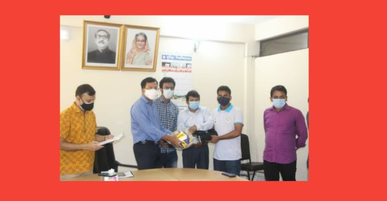 বন্ধ ক্যাম্পাসে কুবি প্রশাসনের ক্রীড়া সামগ্রী বিতরণ,শিক্ষার্থীদের ক্ষোভ