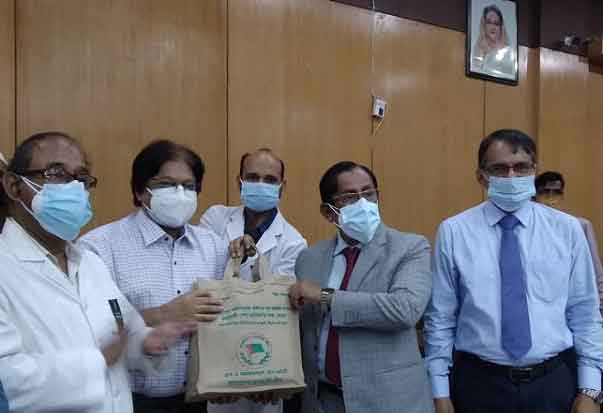 করোনা যোদ্ধা চিকিৎসকদের জন্য প্রধানমন্ত্রীর বিশেষ উপহার বিতরণ