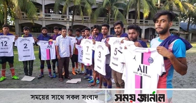 চিতলমারীতে চর বড়বাড়িয়া ফুটবল দলকে জার্সি প্রদান