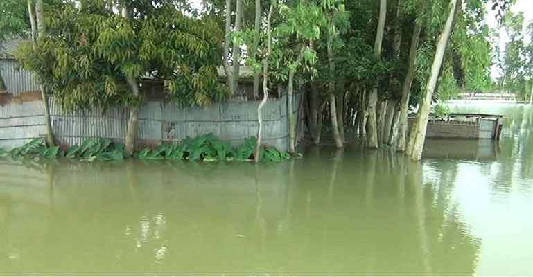 কুড়িগ্রামে দুর্ভোগে বন্যা কবলিত মানুষ