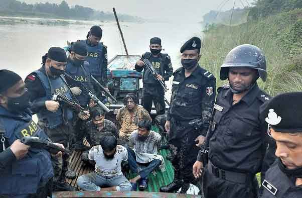 র‌্যাব-জঙ্গি গোলাগুলি, গ্রেফতার ৪