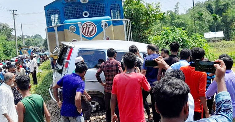 ট্রেন-প্রাইভেটকার সংঘর্ষে নিহত ৩, আহত ৫