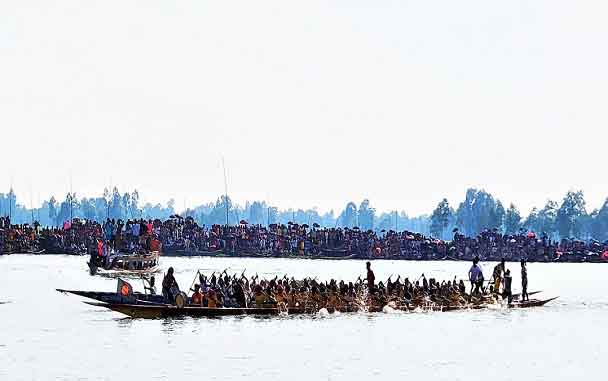 টাঙ্গাইলের চাপড়া বিলে নৌকা বাইচ অনুষ্ঠিত