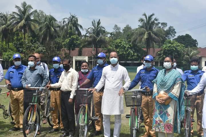 হাতীবান্ধায় গ্রাম পুলিশের মাঝে সাইকেল বিতরণ