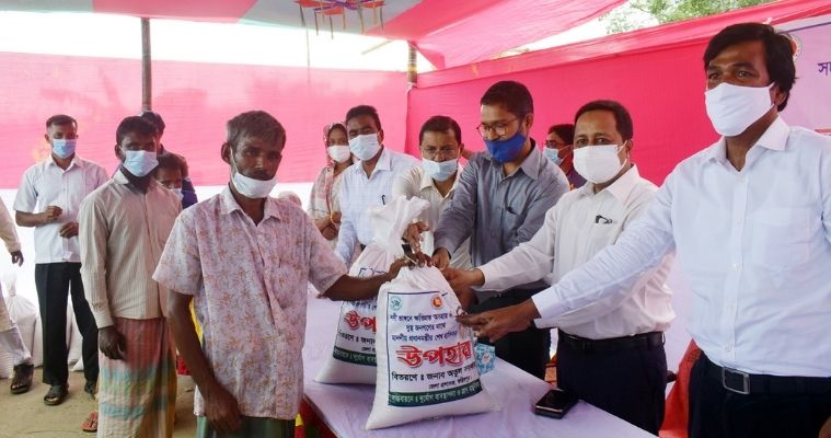 ফরিদপুরে প্রধানমন্ত্রীর উপহার সামগ্রী বিতরণ করলেন জেলা প্রশাসক