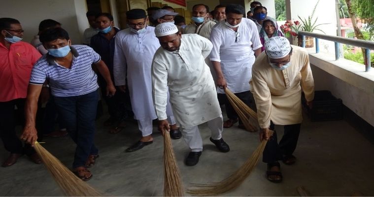 নিজ হাতে বিদ্যালয় পরিচ্ছন্ন করলেন মোড়েলগঞ্জের চেয়ারম্যান রাজ্জাক