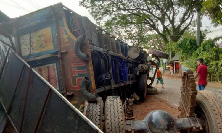 কুমিল্লায় রিকশাকে ট্রাকের চাপা, নিহত ৩