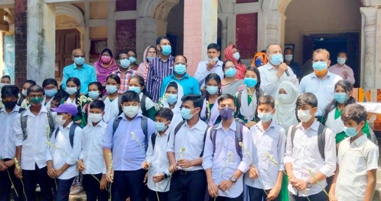 নাটোরে শিক্ষার্থীদের ফুল দিয়ে বরণ