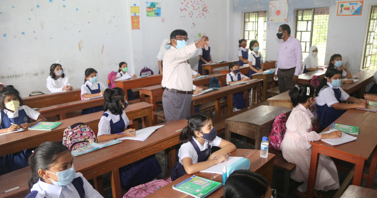 শিক্ষার্থীদের উপস্থিতিতে মুখরিত রাবির দুই স্কুল