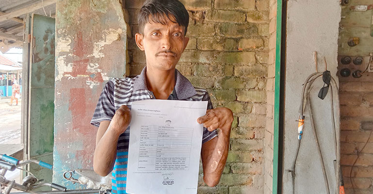 ৩০ বছর পর ভোটার হলেন প্রতিবন্ধী মারুফ!