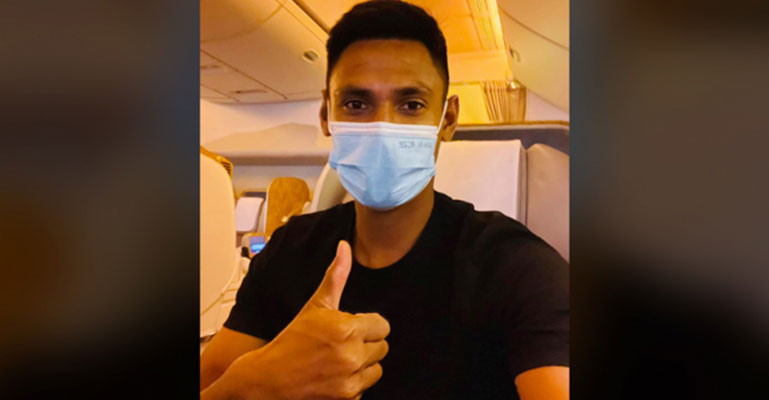 আইপিএল খেলতে স্ত্রীকে নিয়ে ঢাকা ছাড়লেন মোস্তাফিজ