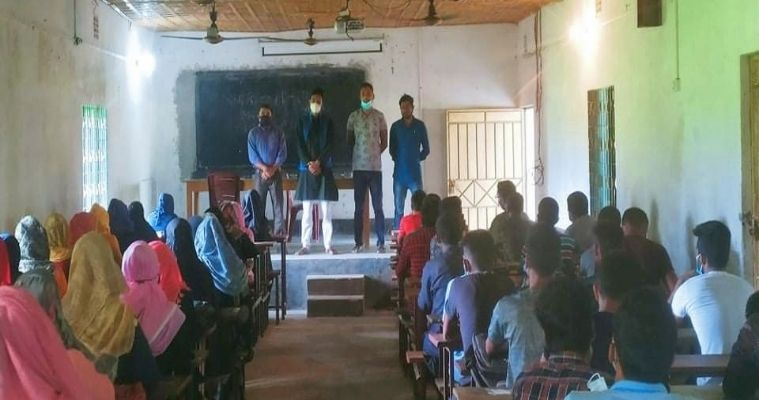 বড়খাতা কলেজ ছাত্রলীগের মাস্ক ও হ্যান্ড স্যানিটাইজার বিতরণ