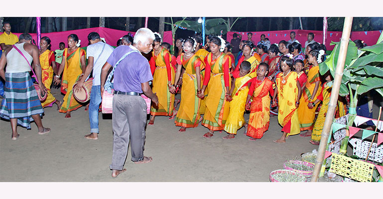 দিনাজপুরে উরাওঁদের ঐতিহ্যবাহী ‘কারাম উৎসব’ পালিত