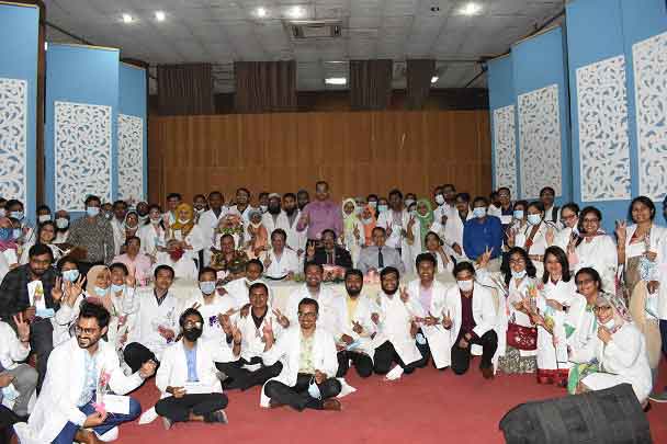 বিএসএমএমইউ’র সদ্য পোস্ট গ্রাজুয়েট ডিগ্রীধারী চিকিৎসকদের দায়িত্ব প্রদান