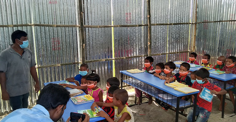 টিনের চাল ও গরম বালুতেই চলছে ক্লাস!