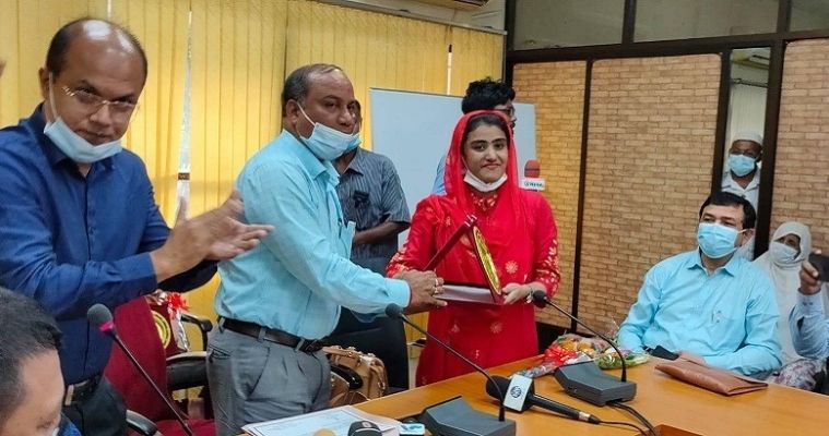 সম্মাননা পেলেন ট্রেনে সন্তান প্রসবে সহযোগিতা করা ডা. ফারজানা