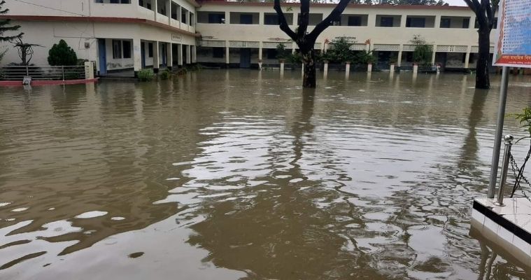 টানা বৃষ্টি: সাতক্ষীরায় পানিতে ডুবে গেছে মাদ্রাসা-স্কুল