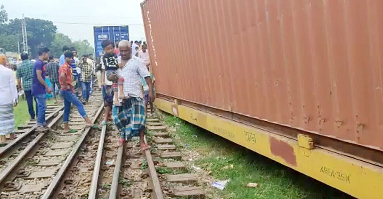 টঙ্গীতে বগি লাইনচ্যুত, ঢাকার সঙ্গে সারাদেশের রেল যোগাযোগ বন্ধ