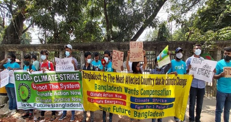 পরিবেশ রক্ষায় তরুণ পরিবেশবাদীদের মানবন্ধন