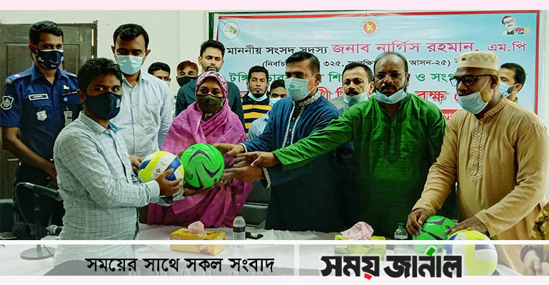 টুঙ্গিপাড়ায় ক্রীড়াসামগ্রী বিতরণ