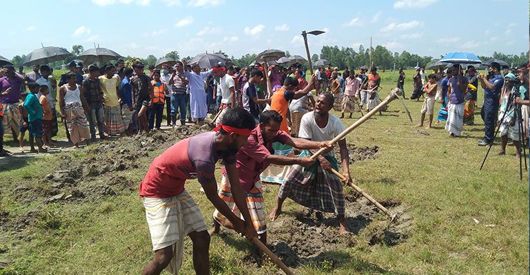 রাস্তা বন্ধ করে সোলার পাওয়ার প্রকল্প, প্রতিবাদে কোদাল হাতে এলাকাবাসী