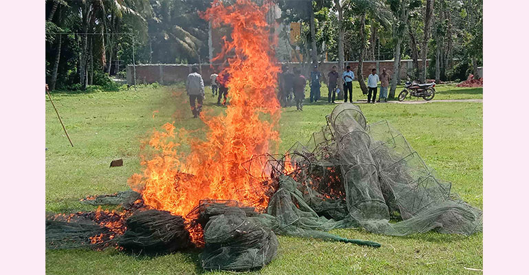 টুঙ্গিপাড়ায় পোড়ানো হলো অবৈধ কারেন্ট জাল