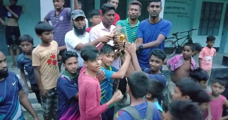 অনলাইন গেম ছাড়ি ফুটবল নিয়ে মাঠে ফিরি