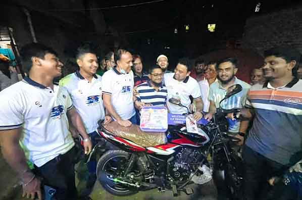 সেই পাঠাও চালককে মোটর সাইকেল উপহার দিলেন গোলাম রাব্বানী