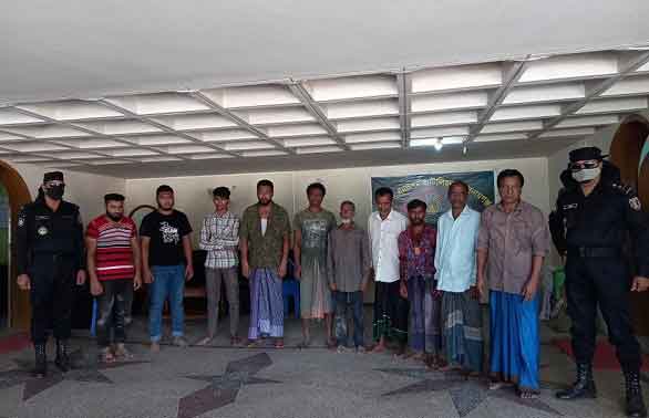 সুরমা নদীতে বালু-পাথরবাহী নৌকায় চাঁদা আদায়কালে হাতেনাতে আটক ১০