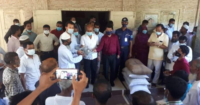 বোয়ালমারীতে দুইশ কৃষকের মাঝে সার ও বীজ বিতরণ
