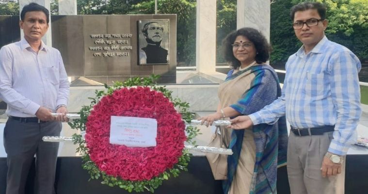 বঙ্গবন্ধুর প্রতিকৃতিতে তিতুমীর কলেজ অধ্যক্ষের শ্রদ্ধা