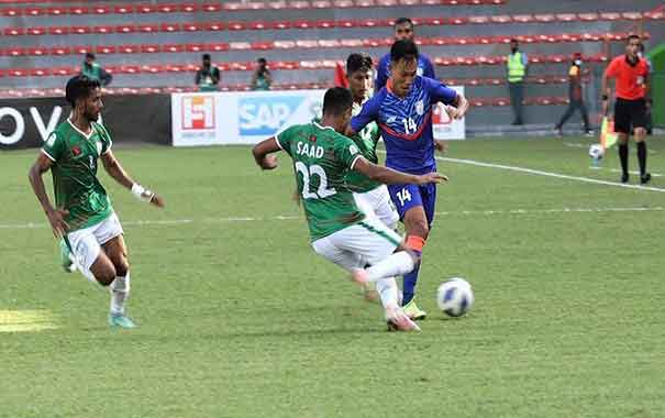 সাফ ফুটবল : ভারতকে রুখে দিল ১০ জনের বাংলাদেশ