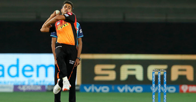 আইপিএল: অভিষেকেই  চমকে দিলেন কাশ্মিরী পেসার উমরান