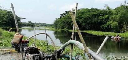 ডাকাতিয়া নদীতে বালু উত্তোলন, হুমকির মুখে বসতবাড়ী