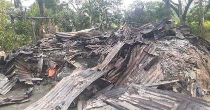 নোয়াখালীর হাতিয়ায় জমি নিয়ে বিরোধ, প্রতিপক্ষের বসতঘরে আগুন