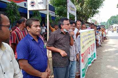 লালমনিরহাটে টাকা নিয়ে উধাও ব্যাংক কর্মকতার বিরুদ্ধে মানববন্ধন