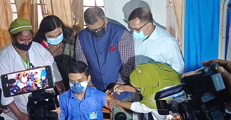 স্কুলশিক্ষার্থীদের পরীক্ষামূলক টিকা দেওয়া শুরু