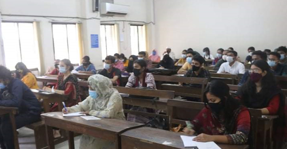 ১৮ মাস পর ঢাবিতে সশরীরে ক্লাস শুরু