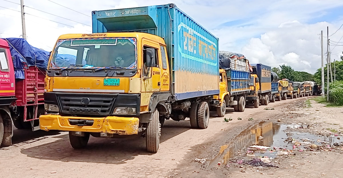 পাটুরিয়া-দৌলতদিয়ায় পারের অপেক্ষায় ৪০০ ট্রাক