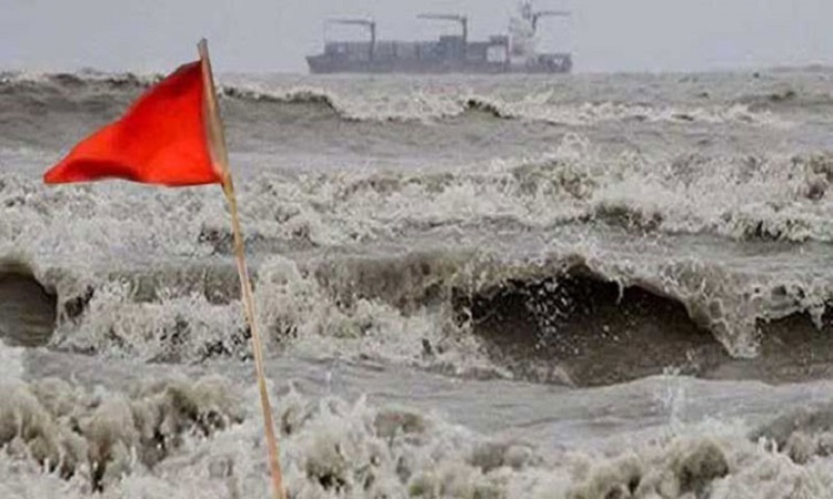 দুর্যোগপূর্ণ আবহাওয়ায় সেন্টমার্টিনে আটকা পড়েছে ৩ শতাধিক পর্যটক
