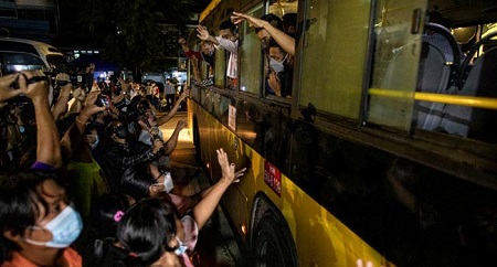 রাজনৈতিক বন্দীদের মুক্তি দেয়া শুরু মিয়ানমারের জান্তার