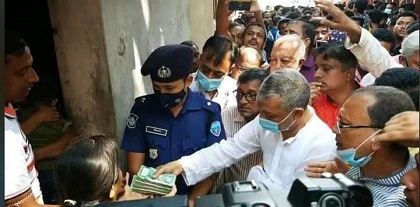 চৌমুহনীর ঘটনায় নিহতদের পরিবার ও ক্ষতিগ্রস্ত মন্দিরে এমপি একরামের আর্থিক সহায়তা