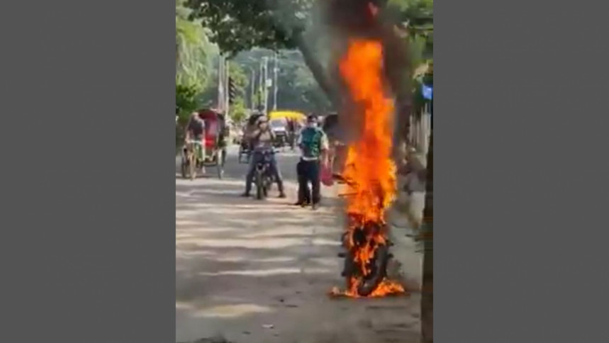 ফের পুলিশের ওপর ক্ষুদ্ধ হয়ে নিজের মোটরসাইকেলে আগুন দিলেন এক ব্যক্তি