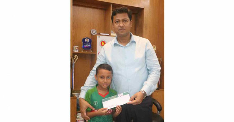 ভাইরাল হওয়া সেই খুদে বোলারের দায়িত্ব নিলেন ডিসি