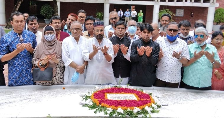 গোপালগঞ্জে নব নির্বাচিত আইনজীবী সমিতির বঙ্গবন্ধুর সমাধিতে শ্রদ্ধা