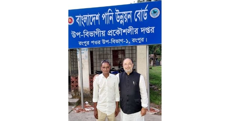 সুইপার বন্ধুকে জড়িয়ে ধরলেন প্রতিমন্ত্রী