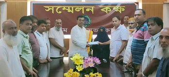 চৌদ্দগ্রামে নুরুল হকের পরিবারের মাঝে তহবিলের টাকা হস্তান্তর