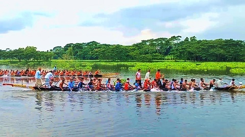 বর্নি ও গুয়াধানায় ঐতিহ্যবাহী নৌকা বাইচ অনুষ্ঠিত