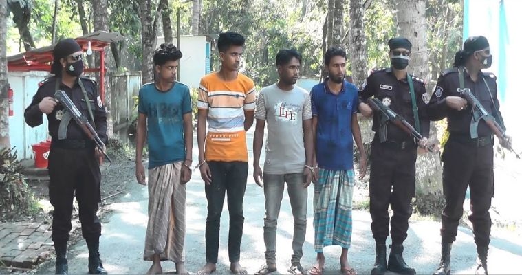 সাতক্ষীরায় ইজিবাইক ছিনতায়ের অভিযোগে ৪ জন আটক